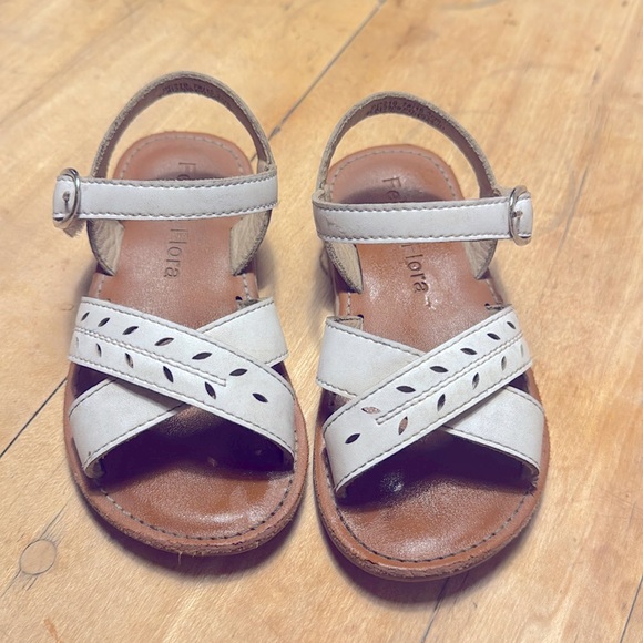 Toddler white sandals size 6 - Picture 1 of 3